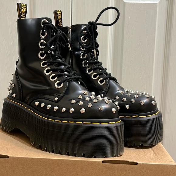 Dr. Martens Shoes - Dr. Martens Jadon Max Stud. Size 7.